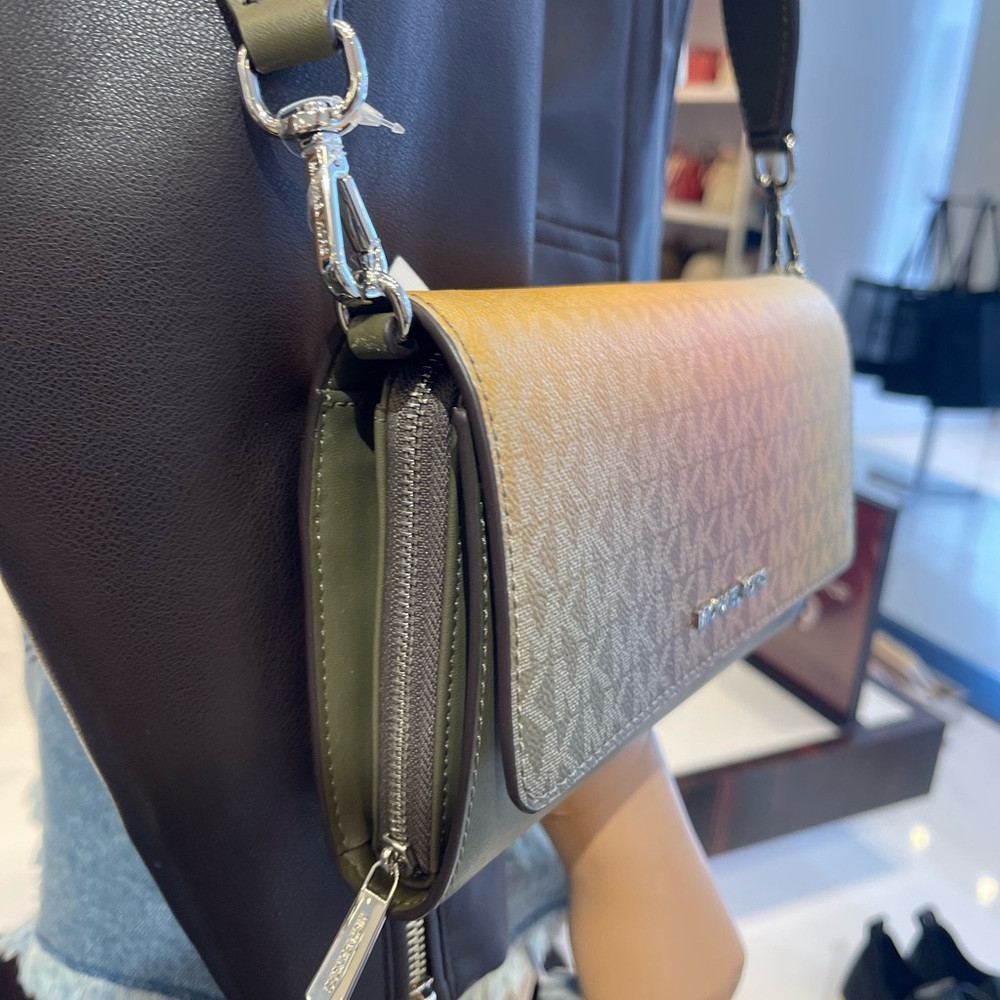 MICHAEL KORS Jet Set Large Ombré Signature Logo Crossbody Bag
Olive Multi
NWT - Picture 11 of 16